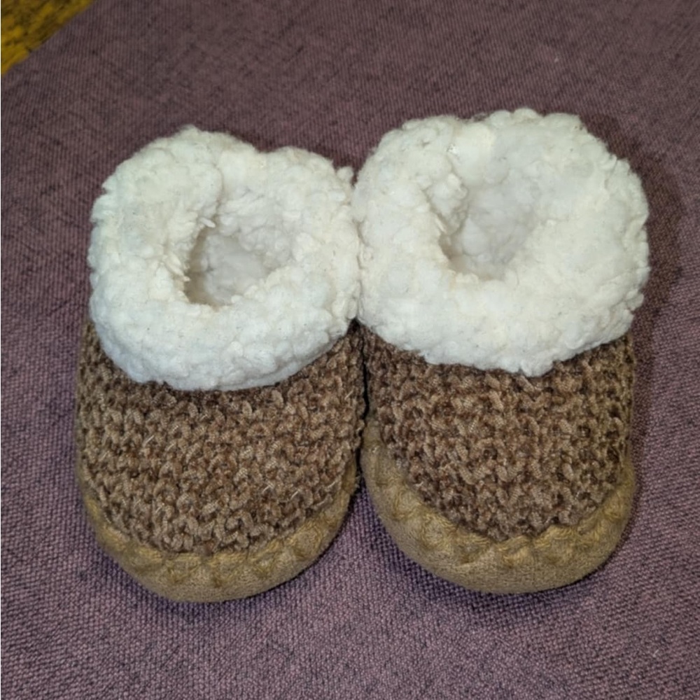 Bearpaw Baby Slipper Shoes brown/white.  0-6 months. Preowned. Great condition.